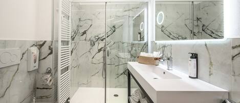 Familien-Dreibettzimmer, Balkon, Blick auf den Innenhof | Badezimmer