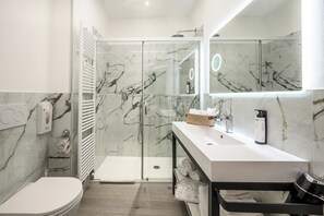 Family Triple Room, Balcony, Courtyard View | Bathroom | Slippers - Affittacamere I Tesori di Modena (Modena)