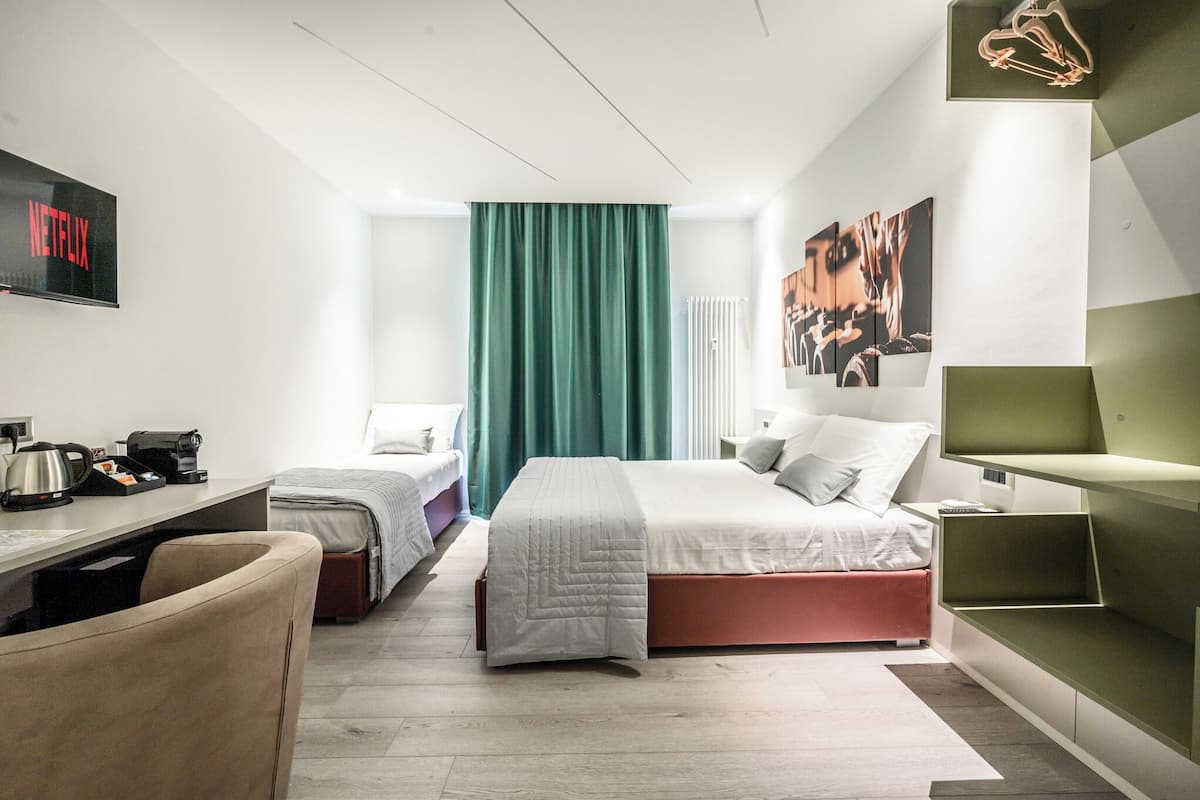 Tremannsrom – familie, balkong, bakgårdsutsikt | Safe på rommet, lydisolert og wi-fi (inkludert)