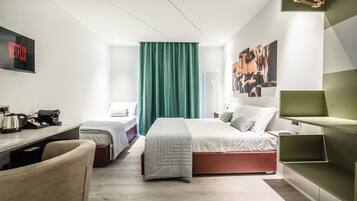 Familien-Dreibettzimmer, Balkon, Blick auf den Innenhof