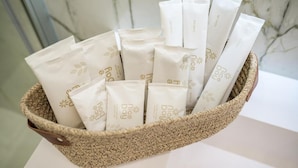 Un panier en osier rempli de sacs en papier blancs sur lesquels est écrit « Bonne journée ».
