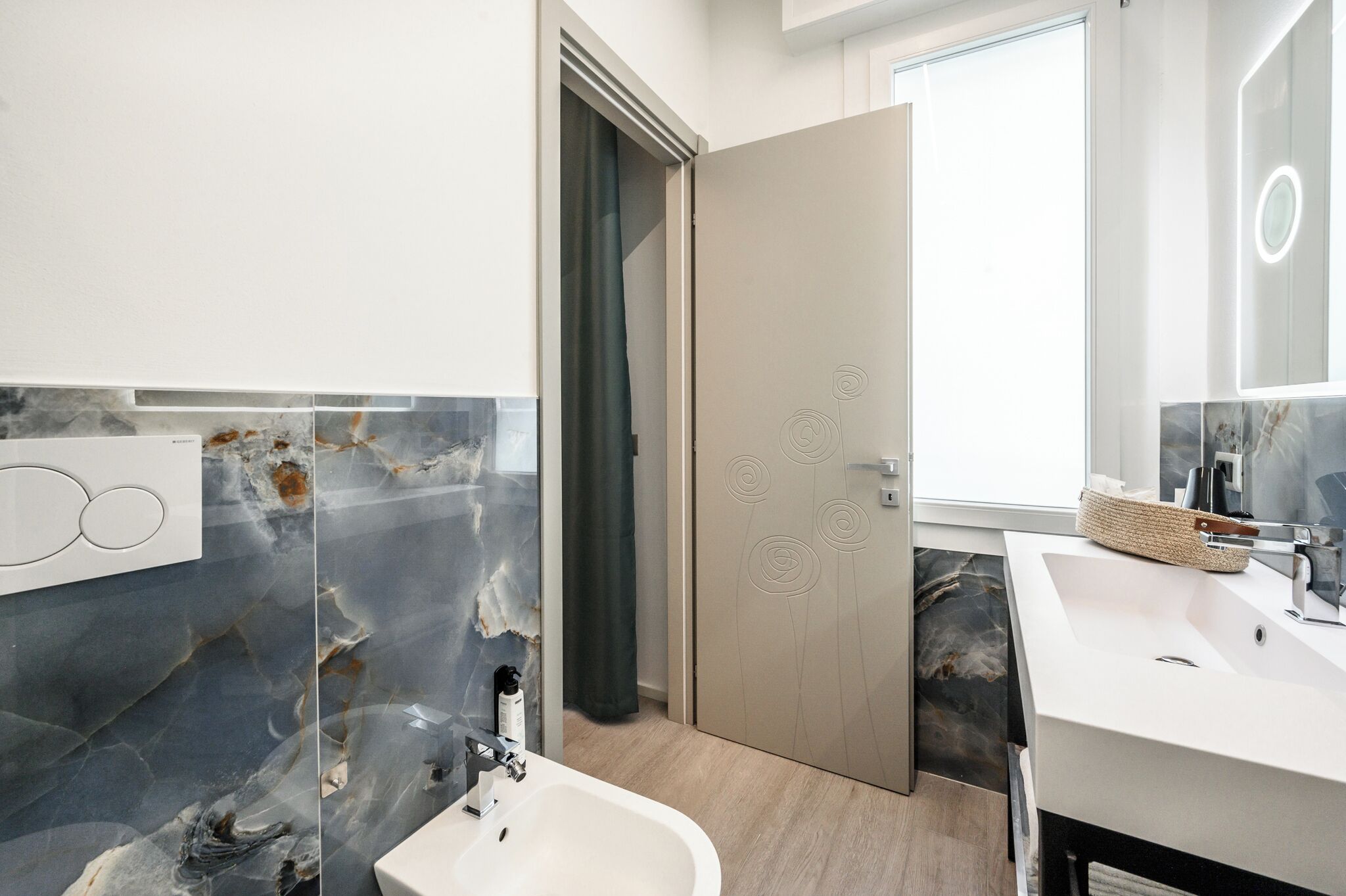 Classic-Einzelzimmer, 1 Einzelbett, Balkon, Blick auf den Innenhof | Badezimmer | Hausschuhe