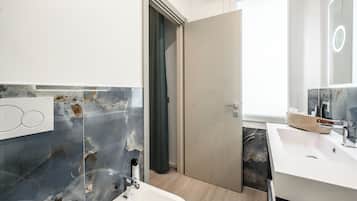 Yhden hengen classic-huone, 1 yhden hengen sänky, parveke, näköala pihalle | Kylpyhuone | Tohvelit