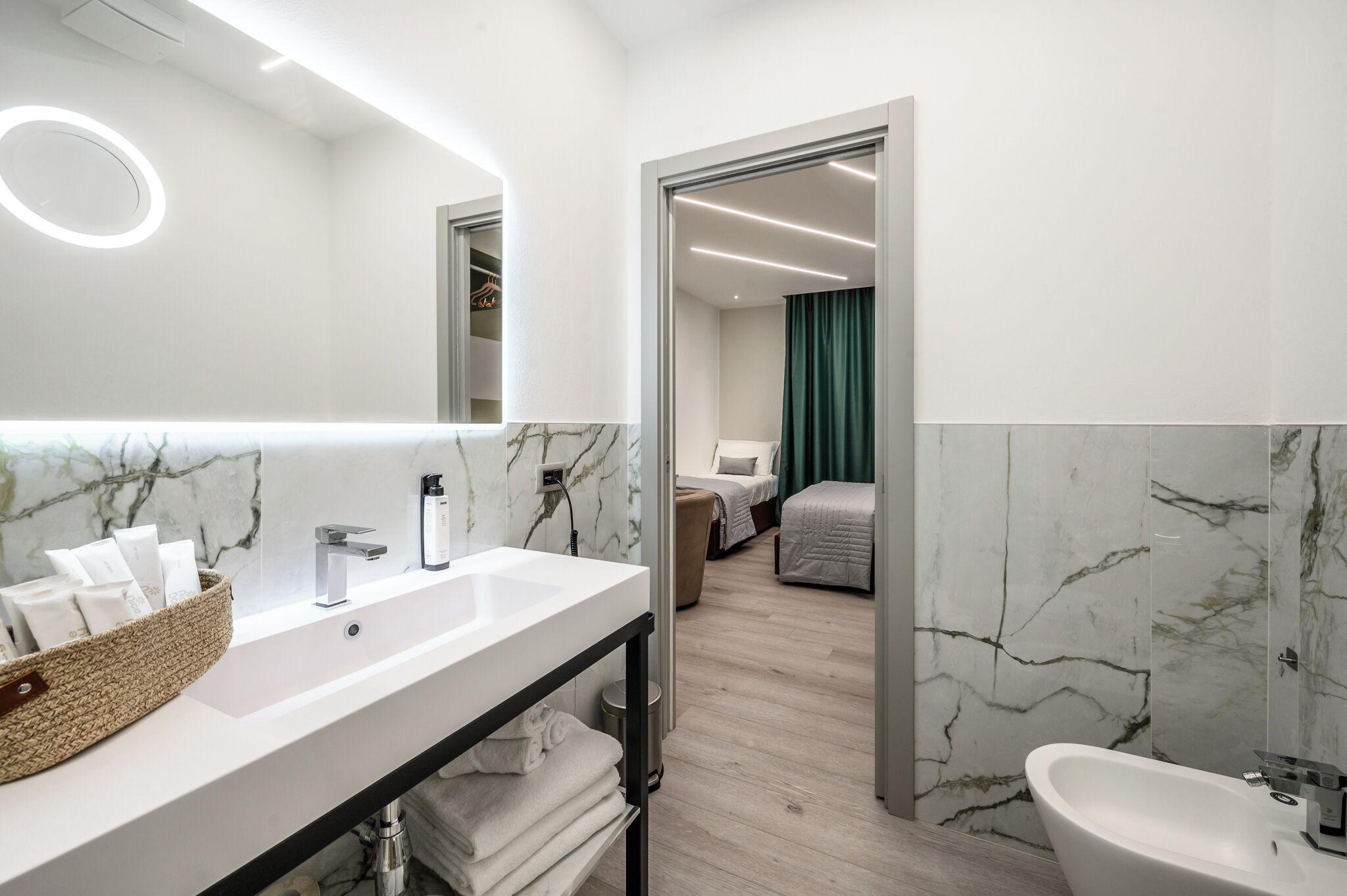 Familien-Dreibettzimmer, Balkon, Blick auf den Innenhof | Badezimmer