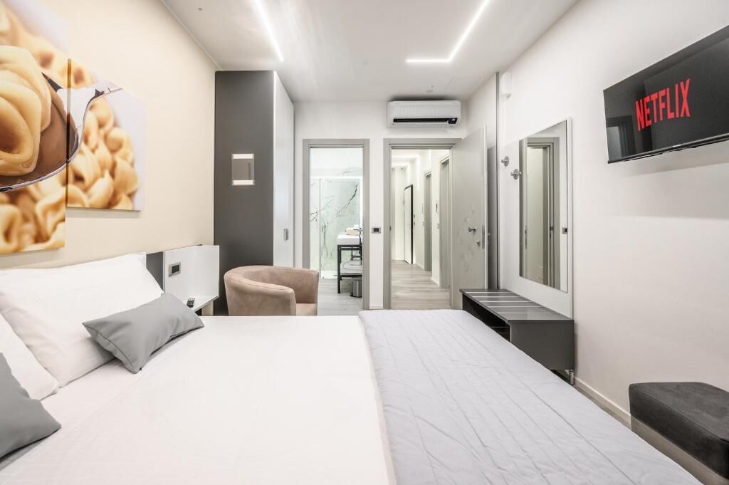 خزنة داخل الغرفة وتجهيزات عازلة للصوت وواي فاي مجانًا