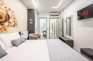 Kahden hengen comfort-huone, 1 parisänky, oma kylpyhuone | Italialaiset Frette-lakanat, ylelliset vuodevaatteet