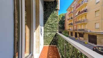 Habitación triple familiar, balcón, vistas al patio | Jardines del alojamiento