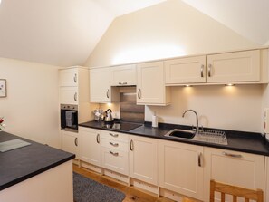 Dishwasher, cookware/dishes/utensils - The Stables (Louth)