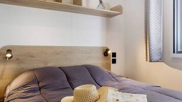 2 habitaciones y tabla de planchar con plancha