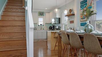 House, Multiple Beds (Indian Shores Cottage) | Private kitchen