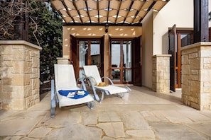 อพาร์ทเมนท์, 2 ห้องนอน, ระเบียง, วิวทะเล | ลานระเบียง/นอกชาน