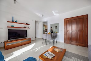 อพาร์ทเมนท์, 2 ห้องนอน, ระเบียง, วิวทะเล | ห้องนั่งเล่น