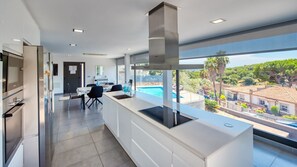 Fridge, microwave, oven, stovetop - Villa 'Costacabana - Summerdream' with Mountain View, Private Pool & Wi-Fi (Lloret de Mar)
