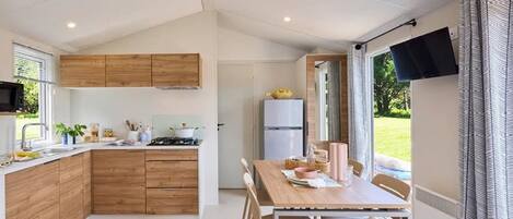 Réfrigérateur, micro-ondes, plaque de cuisson, lave-vaisselle