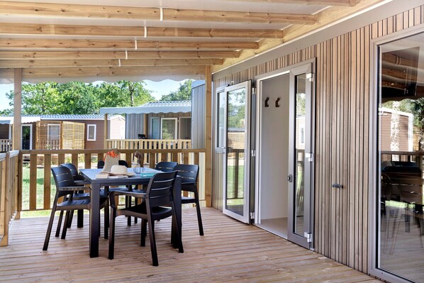 Outdoor dining - Mobile Home 'Evasion 52' with Shared Pool and Terrace (Saint-Gervais)
