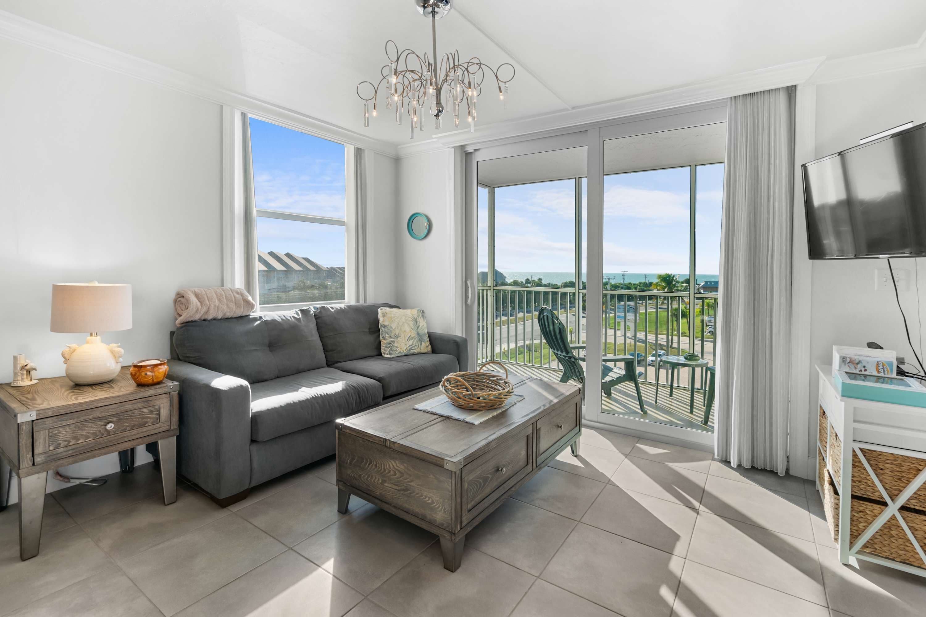 Una televisión, una oficina