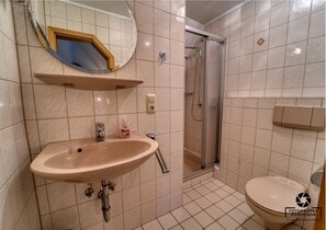 مناشف، صابون، ورق حمّام