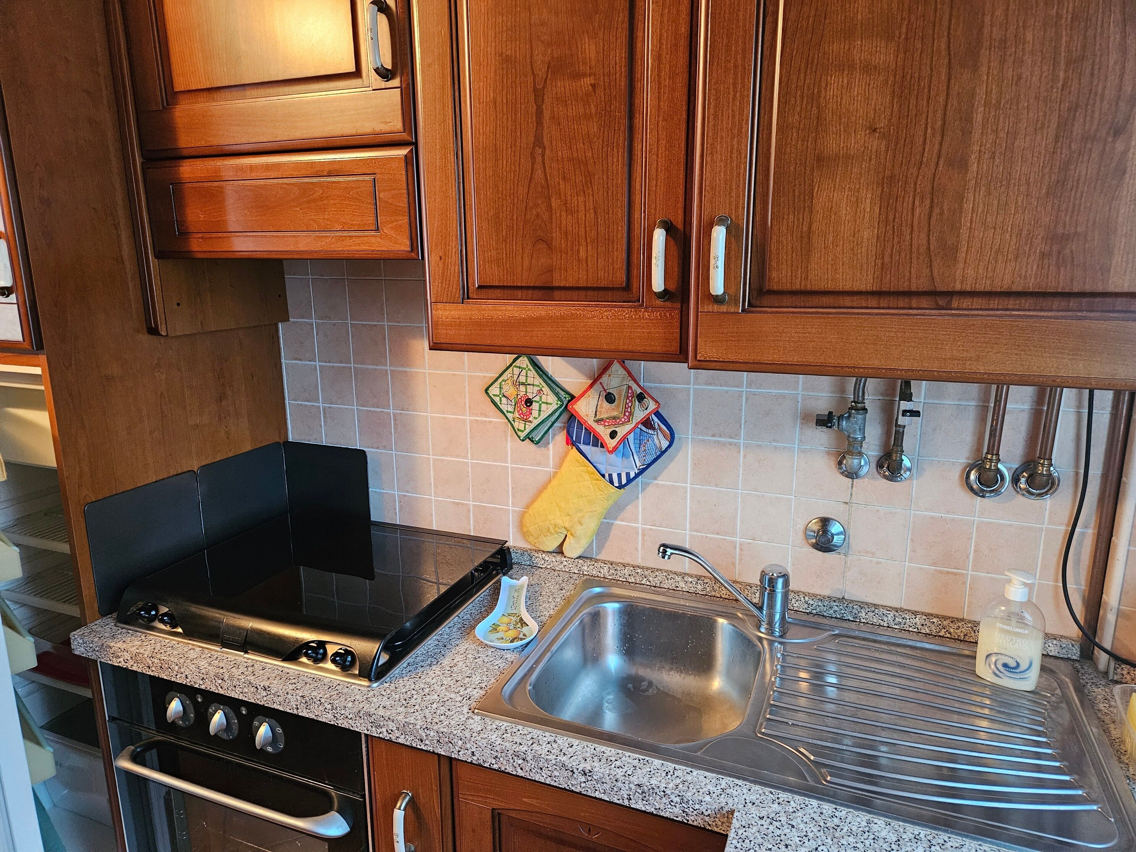 Frigorifero, microonde, forno, piano cottura