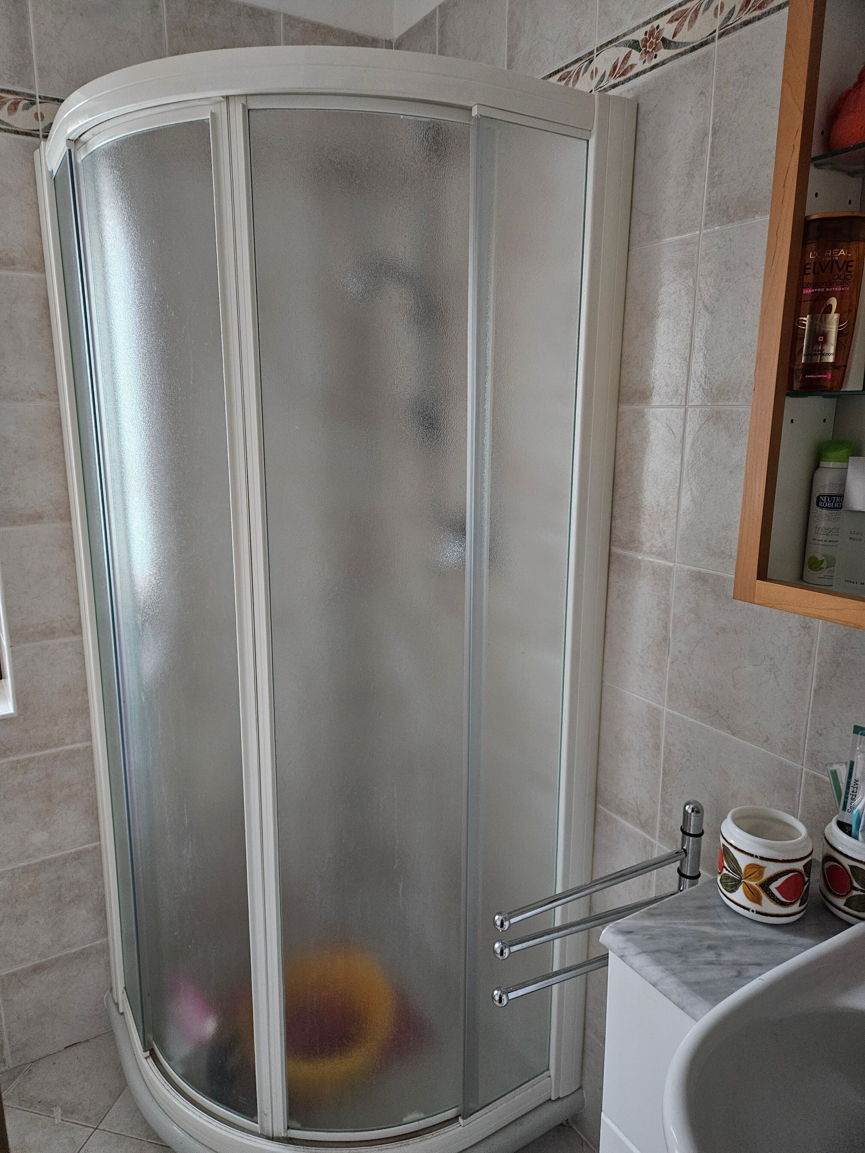 Douche, sèche-cheveux, serviettes fournies