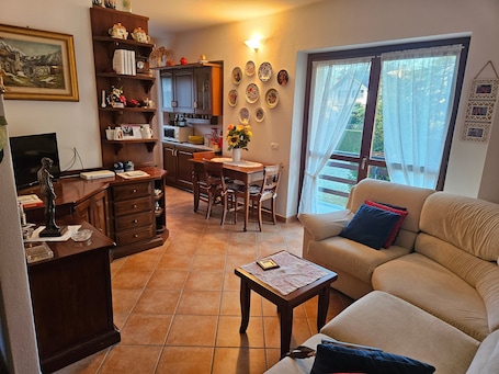 TV. Cozy Three-Room Apartment in Santa Maria Maggiore