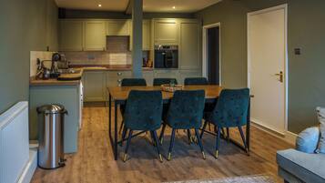 Fridge, microwave, oven, coffee/tea maker