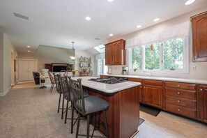 Mikroaaltouuni, uuni, liesi, astianpesukone