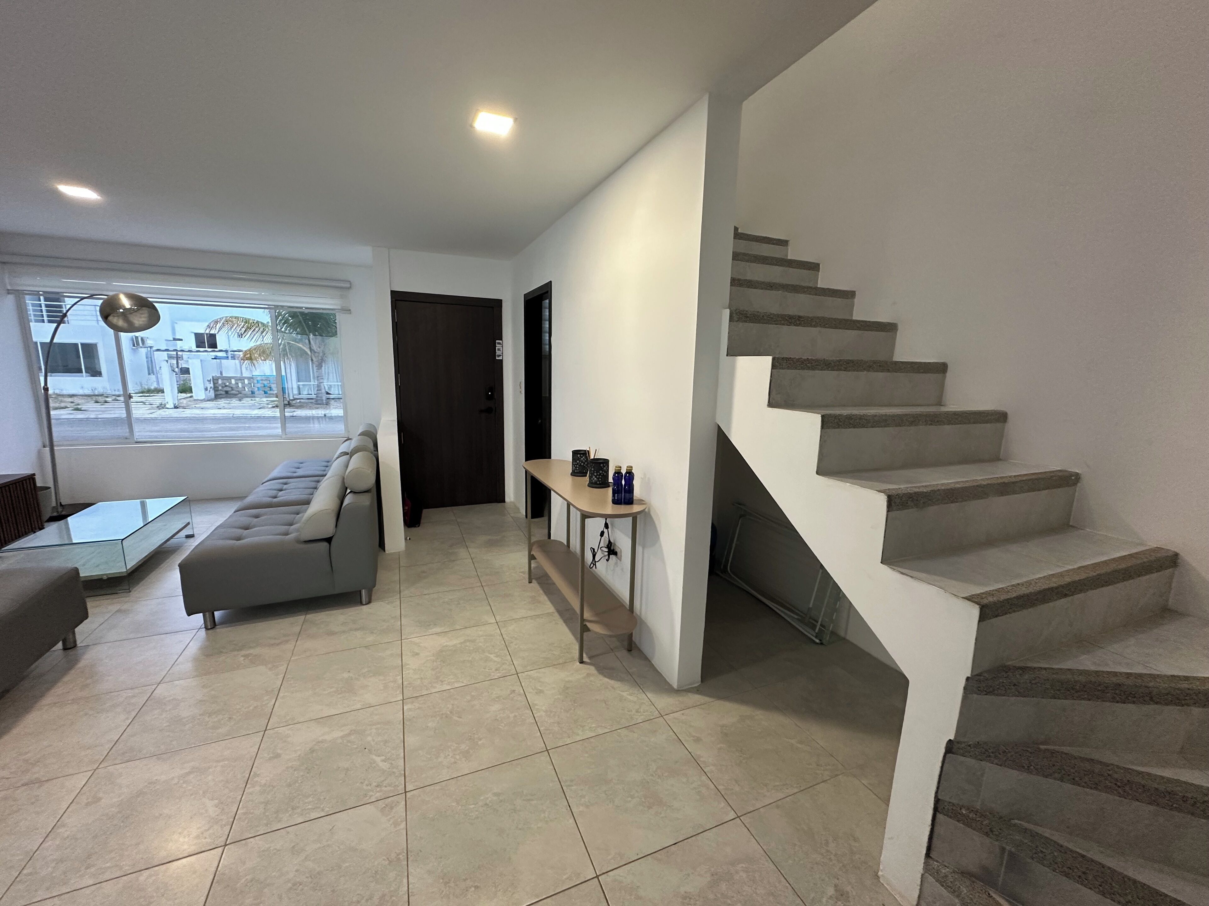 Casa familiar, 3 habitaciones, aire acondicionado | Interior