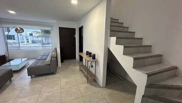 Casa familiar, 3 habitaciones, aire acondicionado | Interior