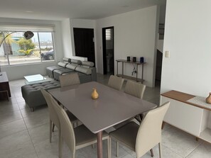 House, 3 Bedrooms | In-room dining