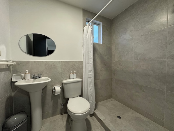 House, 3 Bedrooms | Bathroom | Shower, free toiletries, towels, soap