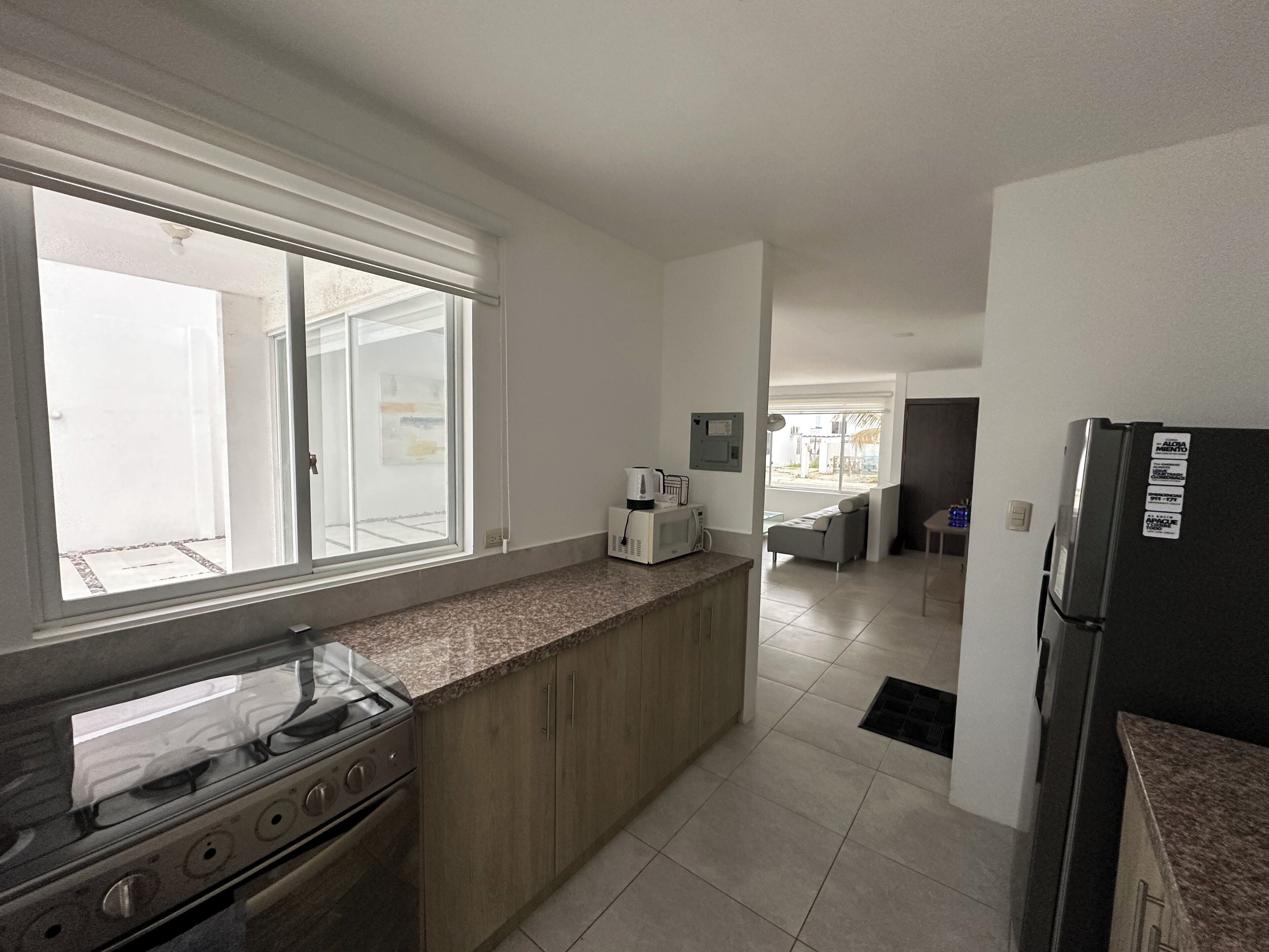 Refrigerador con freezer, microondas, horno, utensilios de cocina