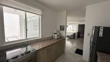 Refrigerador con freezer, microondas, horno, utensilios de cocina