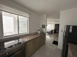 Familie huis, 3 slaapkamers, airconditioning | Privékeuken | Een koelkast met diepvriezer, een microgolfoven, een oven