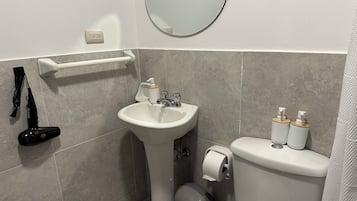 Casa, 3 quartos | Banheiro | Chuveiro, produtos de toalete grátis, toalhas de banho, sabonete