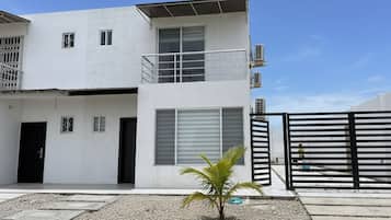 Family House, 3 Bedrooms, Air conditioning | Exterior