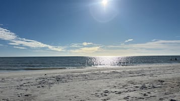 In Strandnähe, Liegestühle, Strandtücher