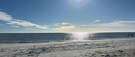 In Strandnähe, Liegestühle, Strandtücher