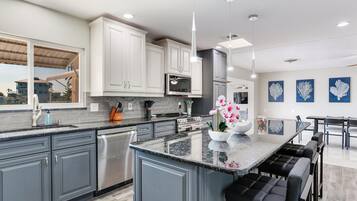 冰箱、微波炉、烤箱、炉灶