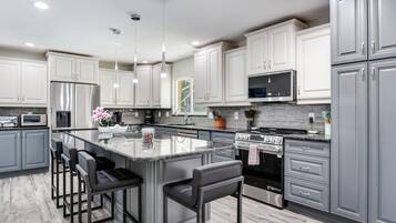 冰箱、微波炉、烤箱、炉灶