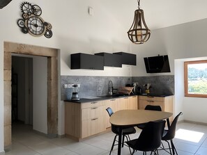 Kjøleskap, mikrobølgeovn, ovn og kokeplater