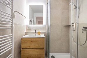 Dusche, Haartrockner, Handtücher