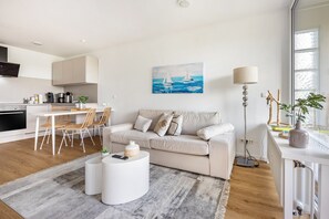 Un espace de vie moderne comprenant une cuisine, un coin repas et un espace détente.