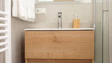 Een douche, een haardroger, handdoeken