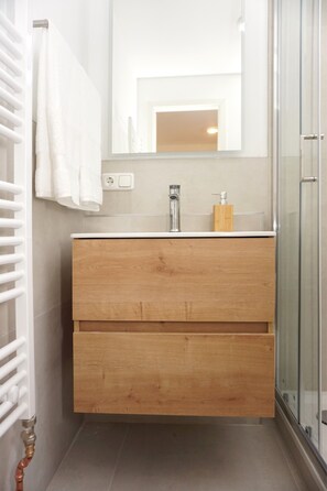 Een douche, een haardroger, handdoeken