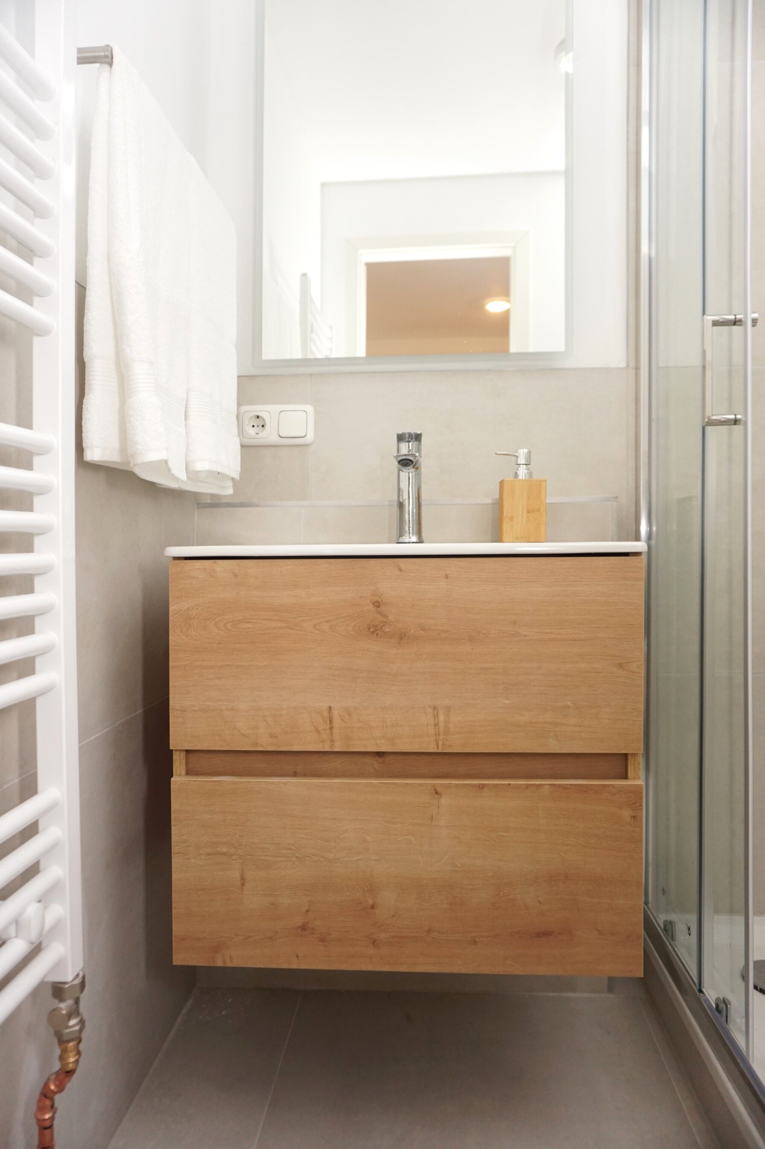 Dusche, Haartrockner, Handtücher