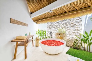Spa - Villa Chandika - 4BDR, private pool, near beach (North Turramurra)