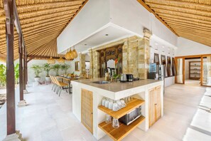 Fridge, microwave, stovetop, coffee/tea maker - Villa Chandika - 4BDR, private pool, near beach (North Turramurra)