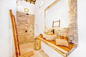 Shower, hair dryer, towels - Villa Dublin - Luxury Glass 5 BDR & Pool (Seminyak)