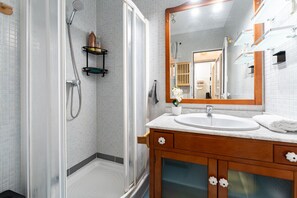 Dusche, Haartrockner, Handtücher