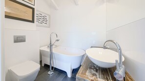 Separate bathtub and shower, towels - Apartamenty Sun & Snow Villa Mistral (Świnoujście)